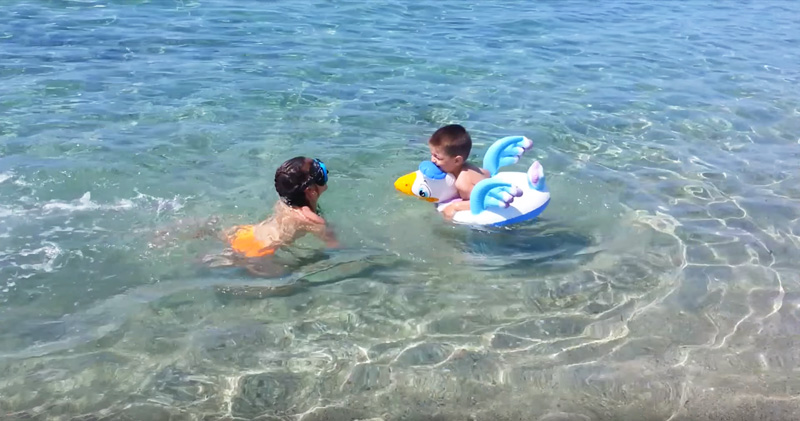 Дети купаются в Азовском море
